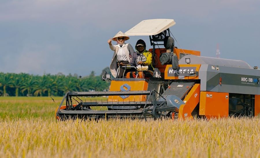 Cindy Monica Serahkan Combine Harvester untuk Petani Pasaman Barat